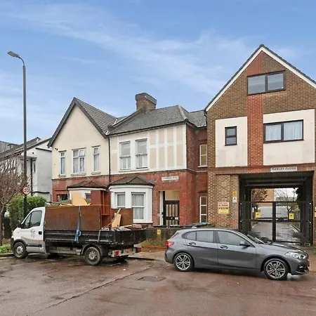 Stunning 1-Bed Flat In London 20 Mins From Central London
